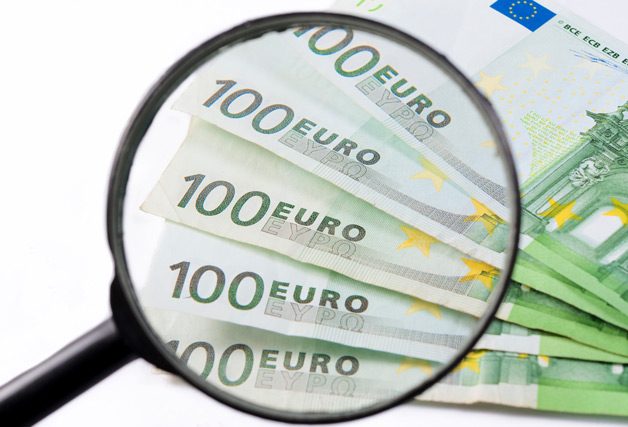 100-Euro-Scheine-mit-Lupe 100-Euro-Scheine-mit-Lupe
