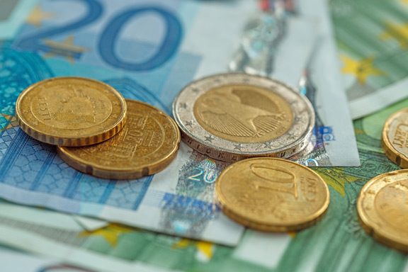 Bargeld-Euro-Hausverkauf-kostet-viel-Geld Bargeld-Euro-Hausverkauf-kostet-viel-Geld