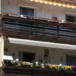 Haus-mit-zwei-Balkonen