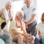Seniorengruppe-beim-Sport-mit-Sitzbaellen