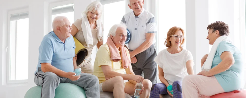 Seniorengruppe-beim-Sport-mit-Sitzbaellen