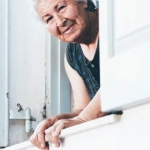 Seniorin-Blick-aus-Fenster