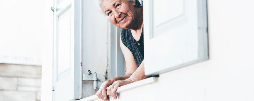 Seniorin-Blick-aus-Fenster