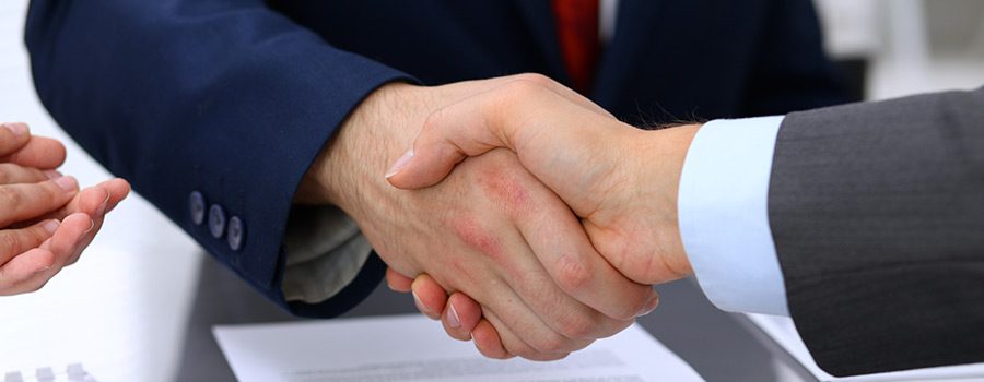 Shaking-Hands-über-Vertrag-männlich Hand drauf!