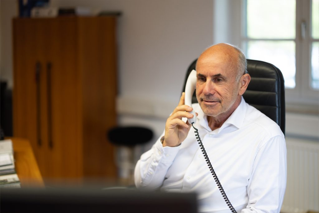 Beratungsgespräch am Telefon - rimaldi - Die Immobilienprofis