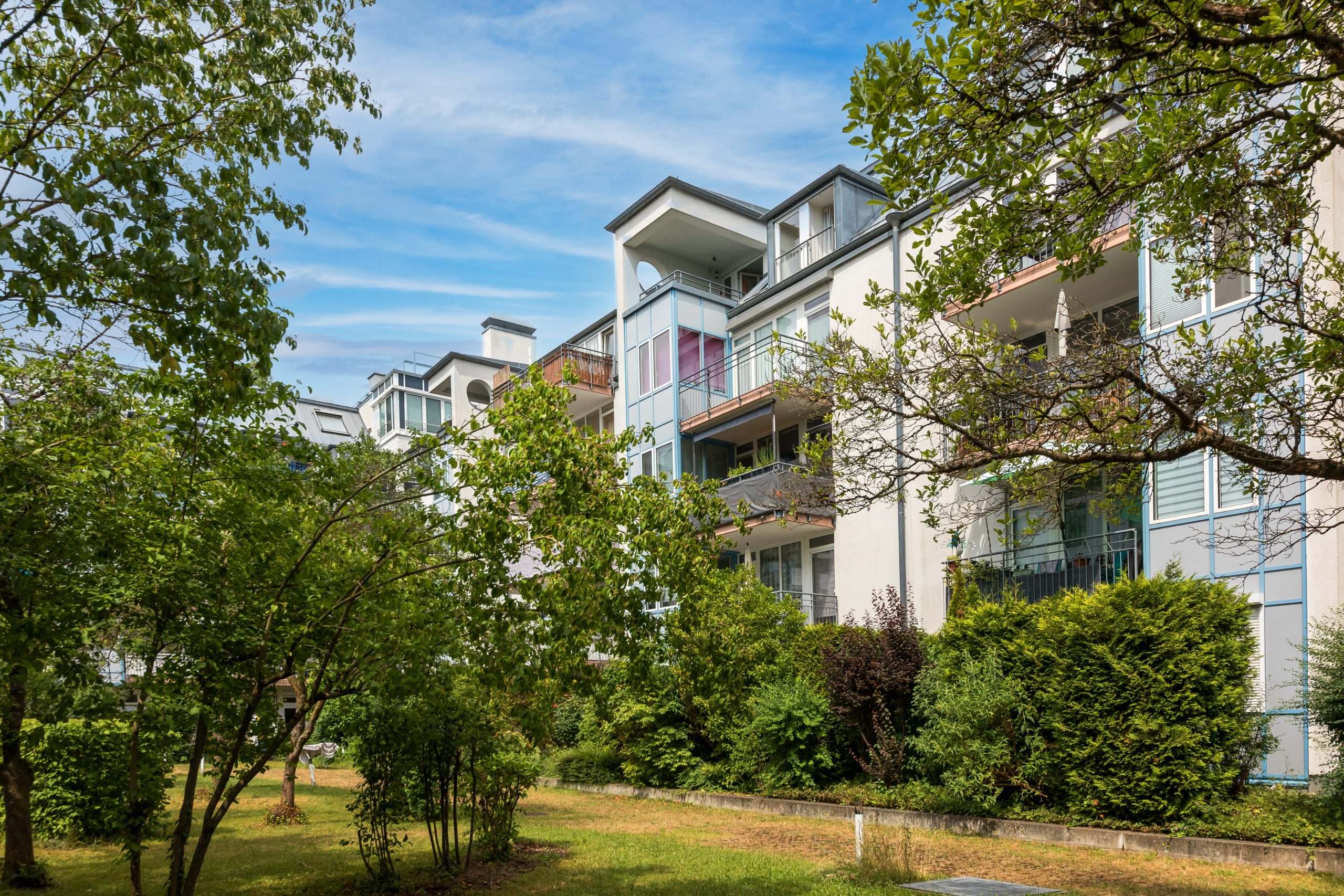 Immobilienangebot - München - Alle - RESERVIERT! Urban wohnen, ruhig ankommen – große 3-Zimmer-Galeriewohnung im Münchner Süden