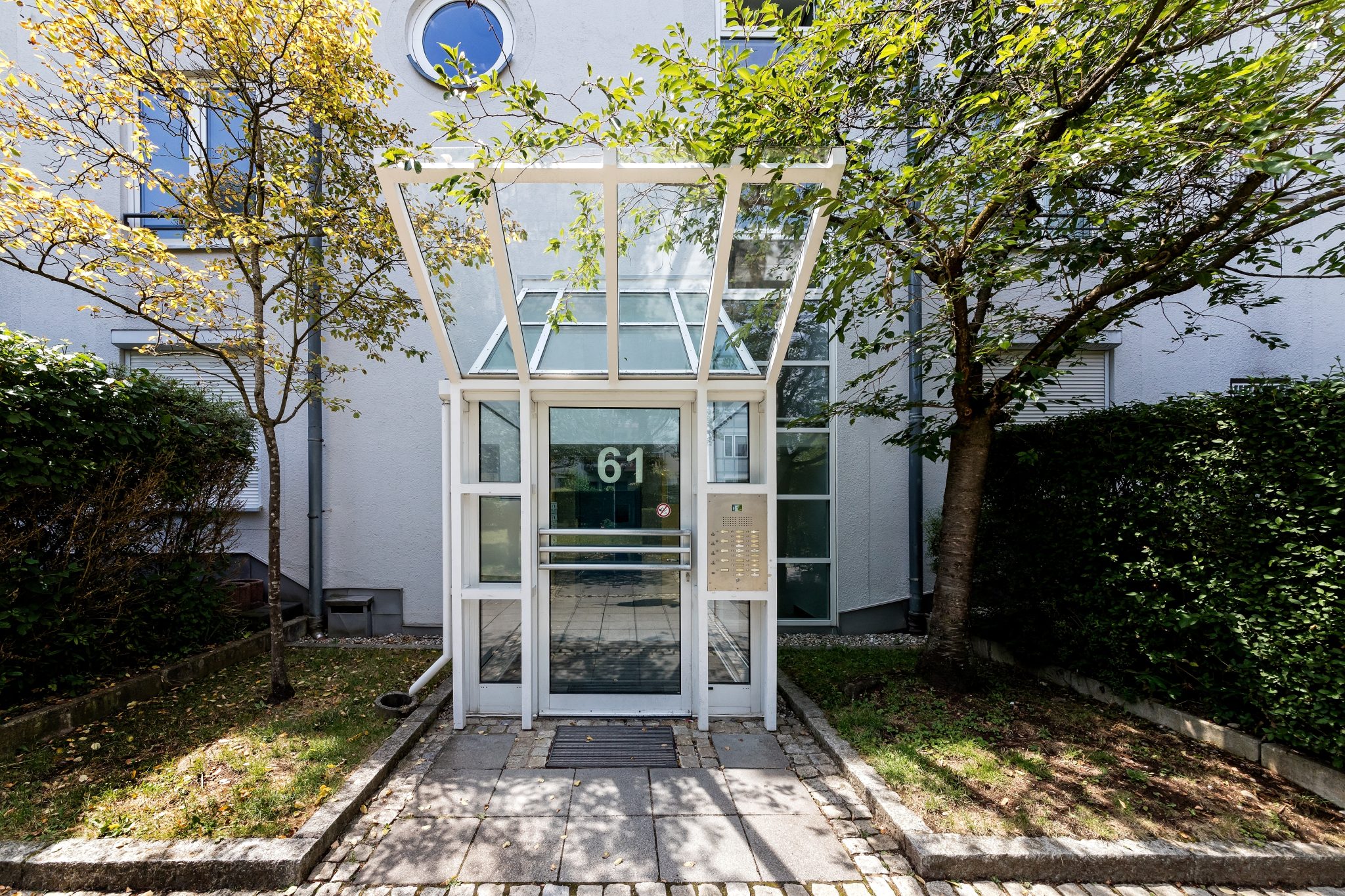 Immobilienangebot - München - Alle - RESERVIERT! Urban wohnen, ruhig ankommen – große 3-Zimmer-Galeriewohnung im Münchner Süden