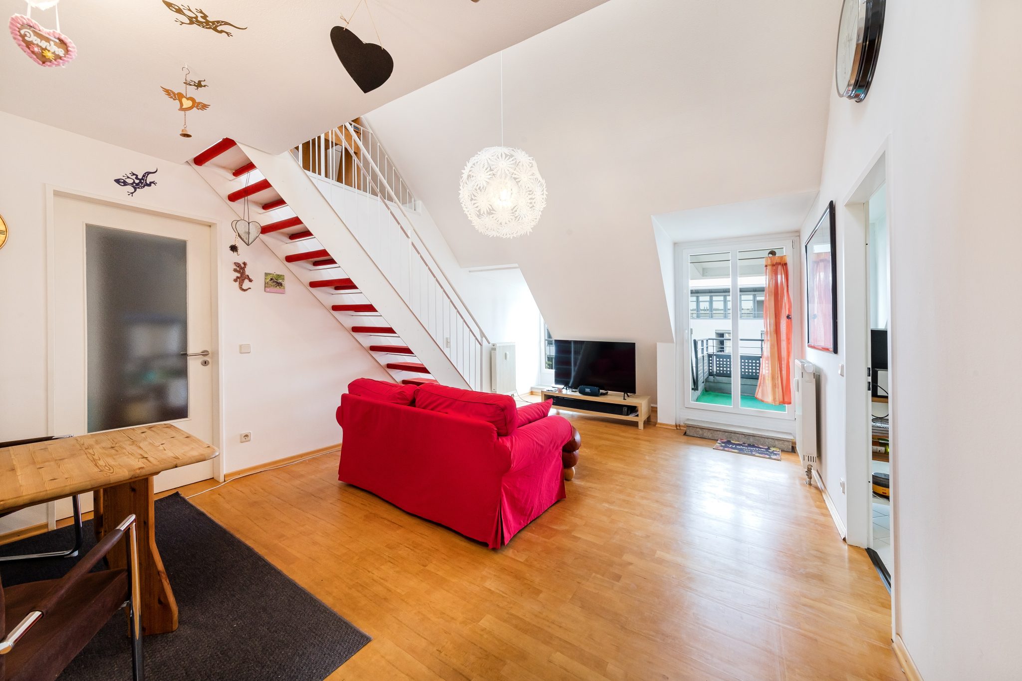 Immobilienangebot - München - Alle - RESERVIERT! Urban wohnen, ruhig ankommen – große 3-Zimmer-Galeriewohnung im Münchner Süden