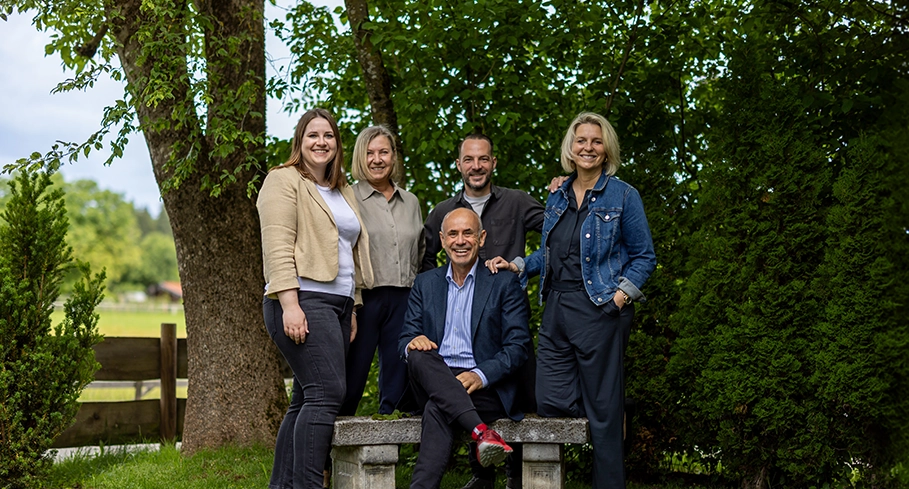 rimaldi - Die Immobilienprofis - Teambild auf der Bank - 2