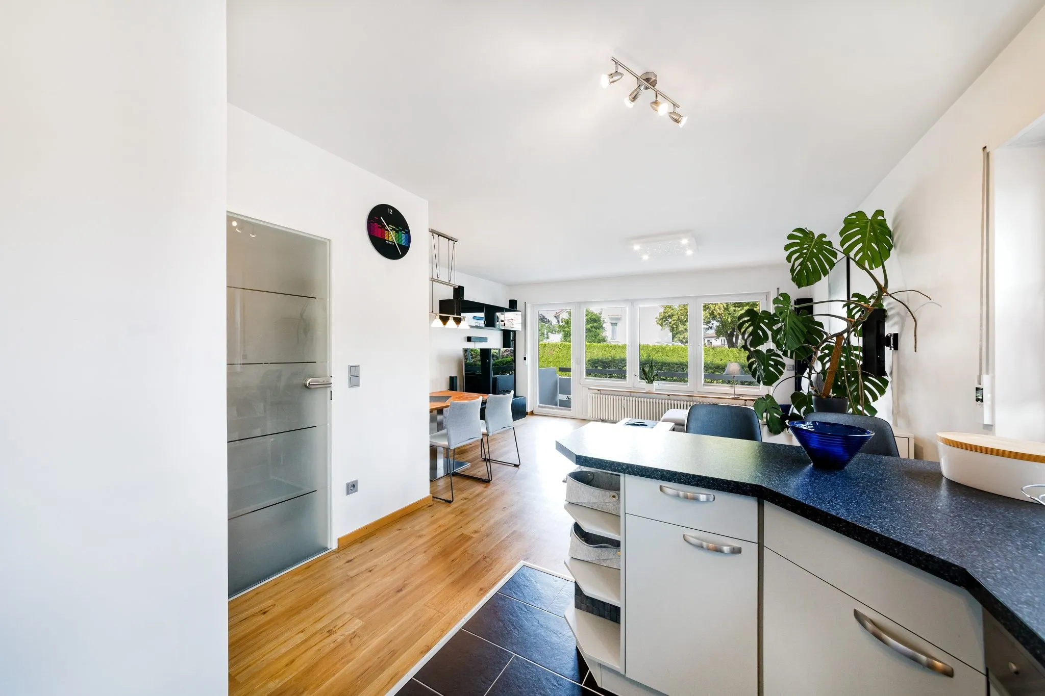 Immobilienangebot - München - Alle - Koffer packen und einziehen – Exklusive Design-Wohnung: Löffelfertig und hochwertigst möbliert